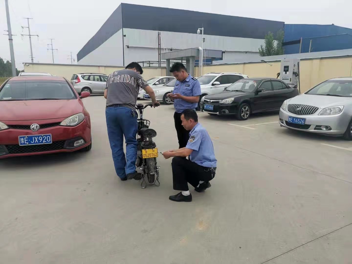 我為群眾辦實事︱太貼心了！公司門口就可以辦理電動車上牌