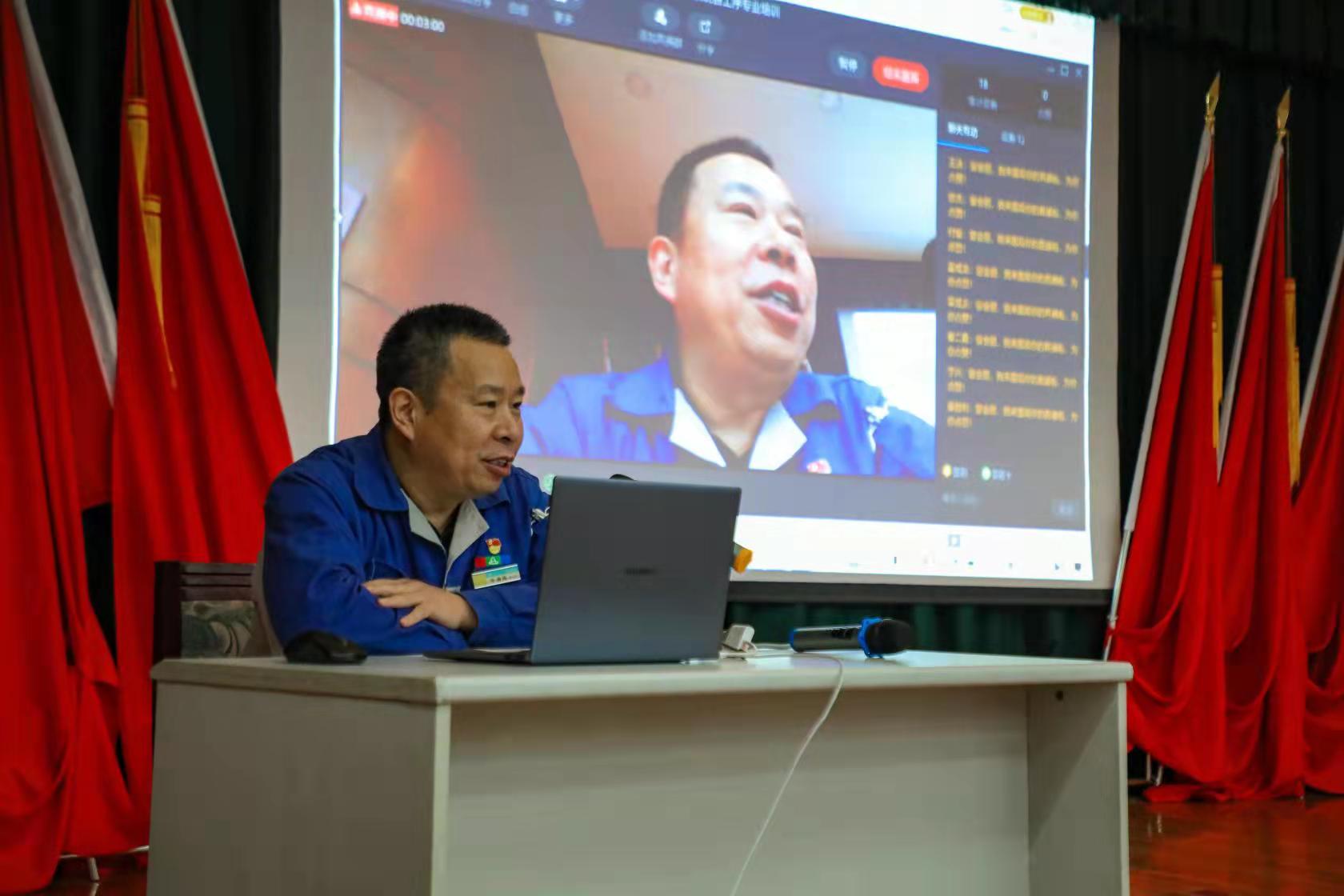 強化專業(yè)培訓(xùn) 錘煉技術(shù)本領(lǐng)——安彩高科開展光伏系統(tǒng)專業(yè)技術(shù)培訓(xùn)