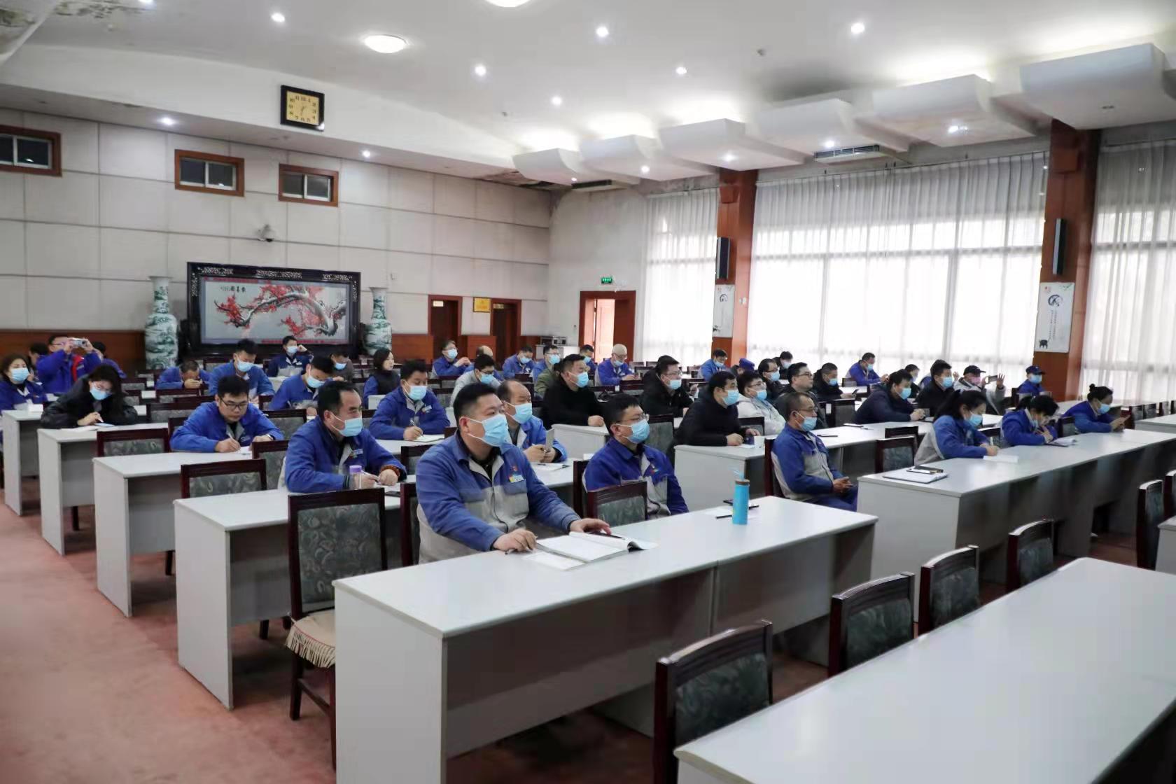 強化專業(yè)培訓(xùn) 錘煉技術(shù)本領(lǐng)——安彩高科開展光伏系統(tǒng)專業(yè)技術(shù)培訓(xùn)