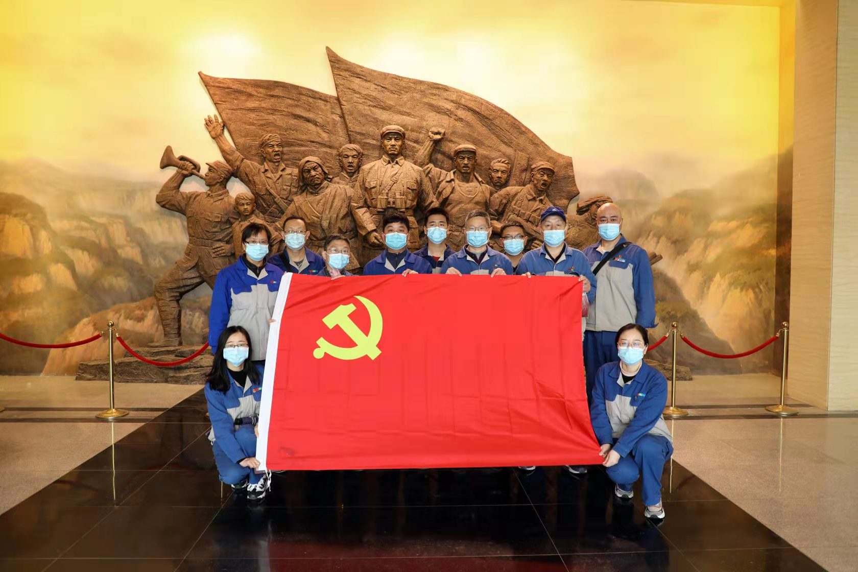 疏雨洗清明 芳菲祭英烈—— 安彩高科開展“學黨史、祭英烈、傳精神”主題活動