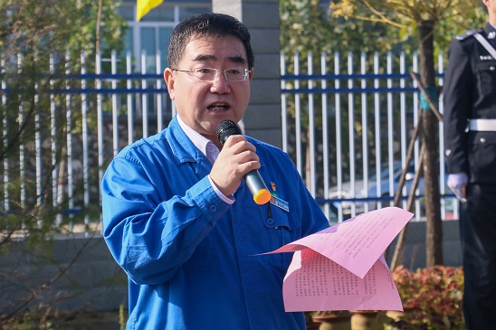 五星紅旗，我愿做你光華中淡淡的一筆——安彩高科舉行 國(guó)慶升旗儀式