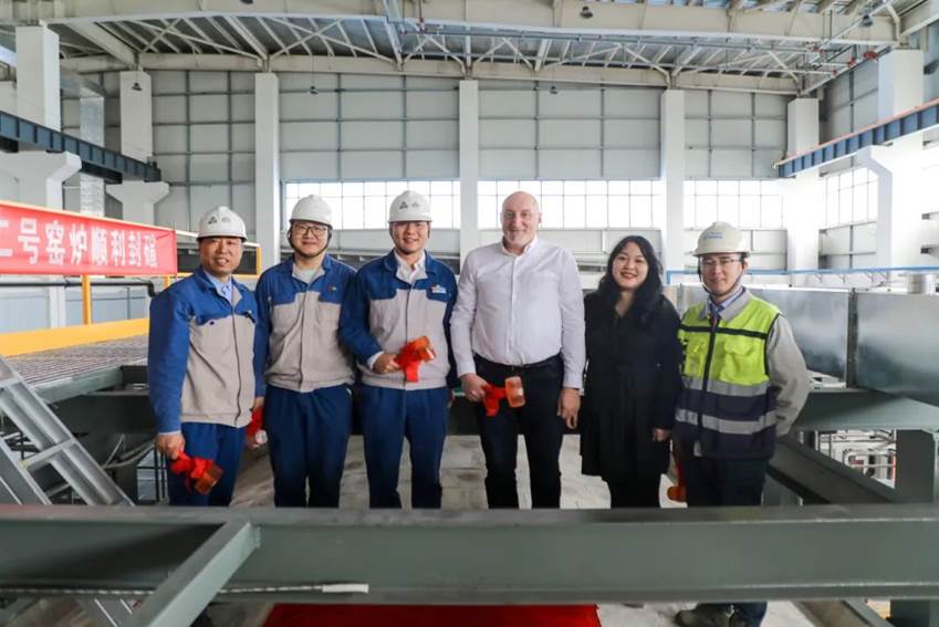 安彩藥玻項目2號窯爐順利封碹！