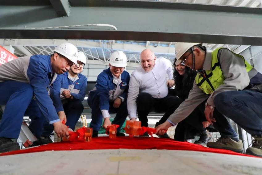 安彩藥玻項目2號窯爐順利封碹！